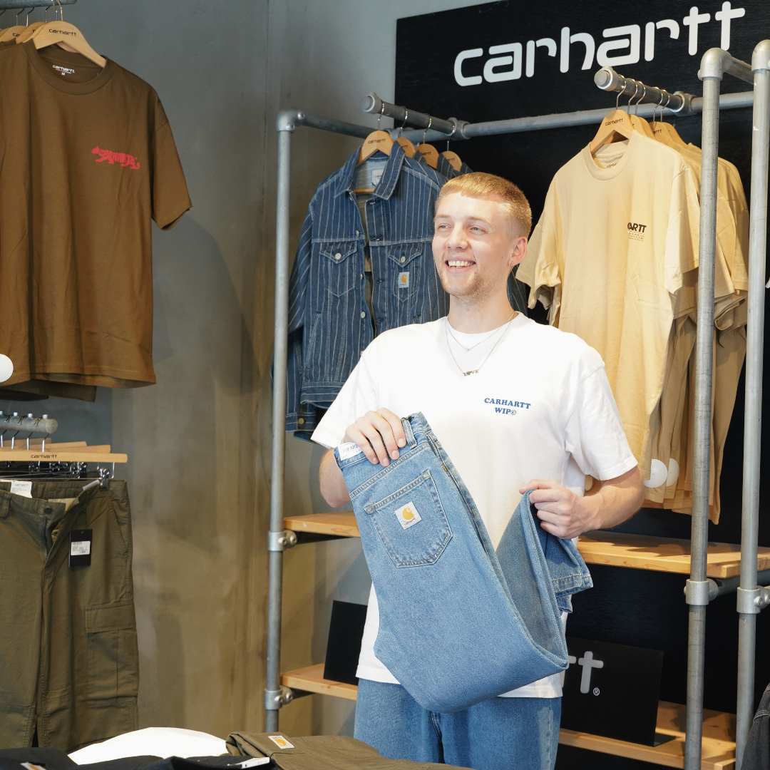 Medarbejder fra qUINT i Randers står med Carhartt jeans. 